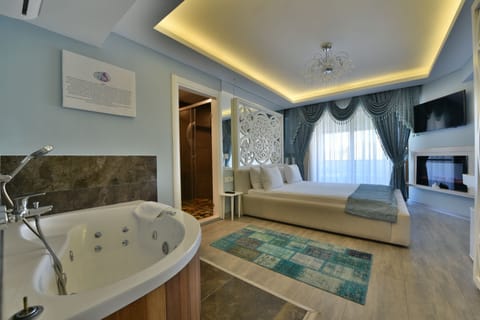 Suit Jakuzili Florit Odasi | Egyptian cotton sheets, premium bedding, down comforters, minibar