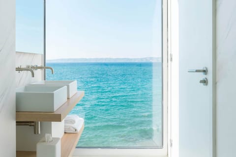 Superior Double Room, Sea View | Bathroom | Shower, free toiletries, hair dryer, bathrobes