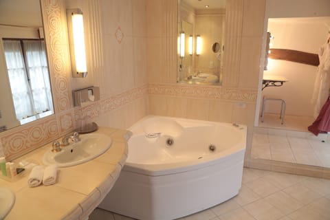 Junior Suite | Bathroom | Separate tub and shower, jetted tub, free toiletries, hair dryer