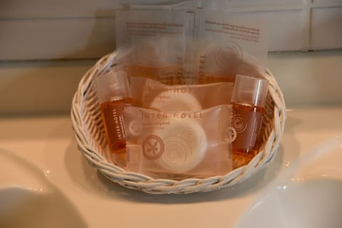 Twin Room | Bathroom amenities | Free toiletries, hair dryer, towels