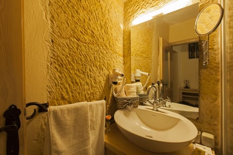 Economy Twin Room, Multiple Beds | Bathroom sink