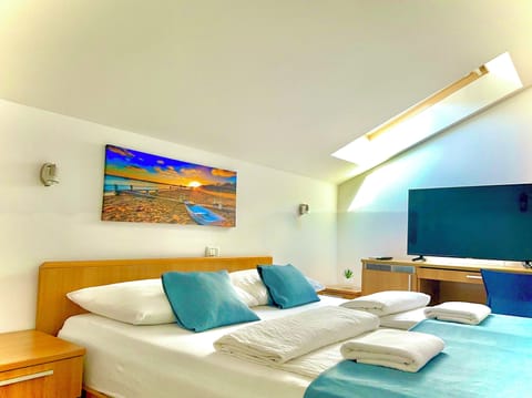 Junior Room | In-room safe, desk, laptop workspace, WiFi (free)