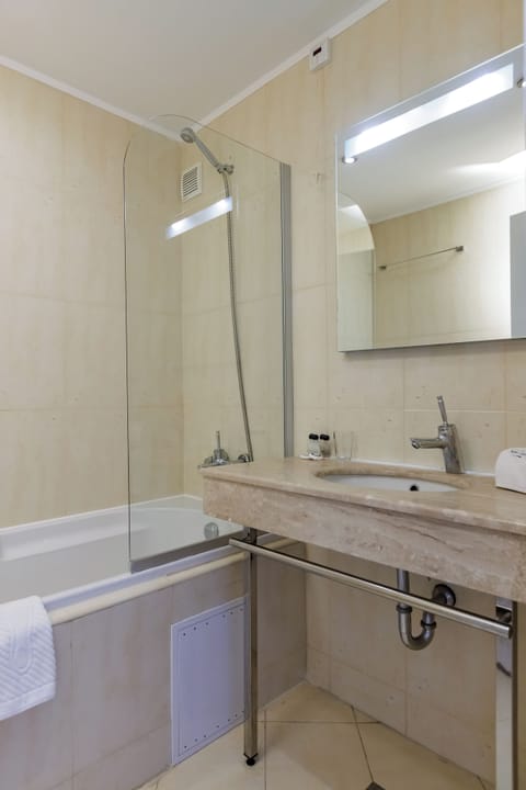 Superior Suite, 3 Bedrooms | Bathroom | Free toiletries, hair dryer, bathrobes, slippers
