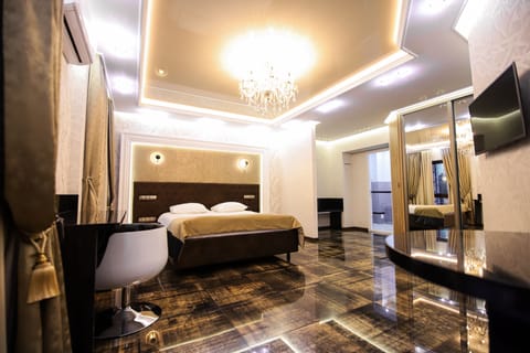 Premium bedding, minibar, in-room safe, desk