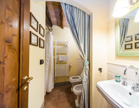 Apartment, 1 Bedroom | Bathroom | Shower, rainfall showerhead, free toiletries, towels