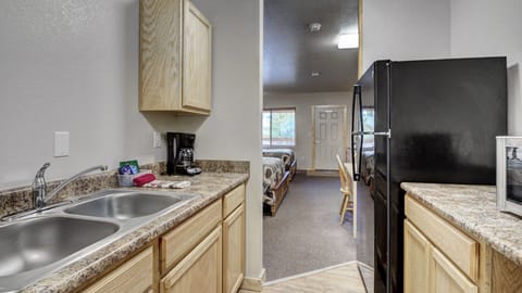 Double Room, Private Bathroom (Queen Kitchenette) | Bed sheets