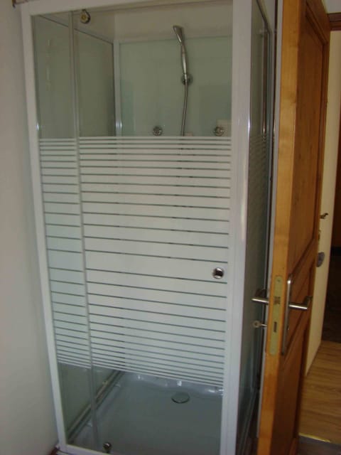 Standard Double Room | Bathroom shower