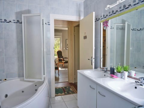 Family Room, Ground Floor | Bathroom | Free toiletries, hair dryer, towels, soap