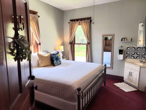 5 bedrooms, Egyptian cotton sheets, premium bedding, down comforters