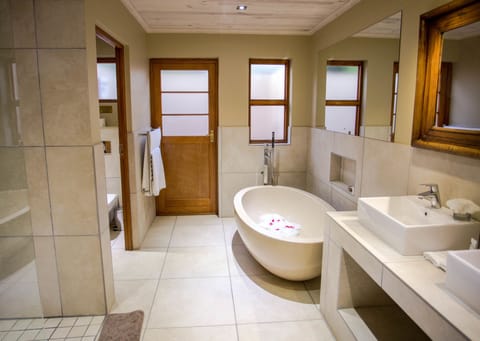 Honeymoon Suite (Superior) | Bathroom | Shower, rainfall showerhead, free toiletries, hair dryer