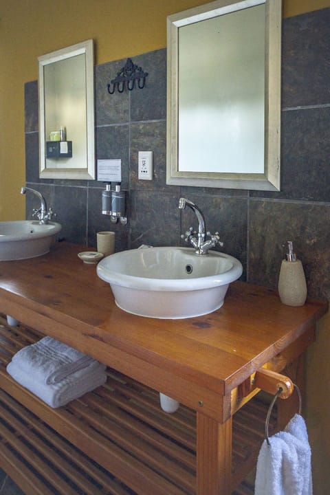 Family Room, Garden View | Bathroom | Free toiletries, hair dryer, towels