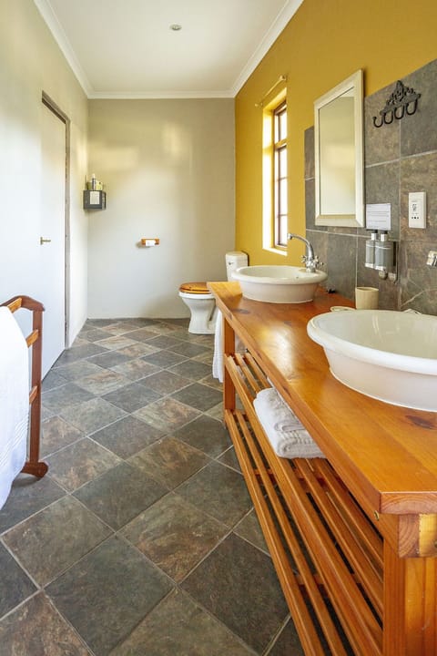 Family Room, Garden View | Bathroom | Free toiletries, hair dryer, towels