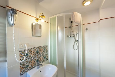 Standard Double or Twin Room (Camera Verde) | Bathroom | Shower, free toiletries, hair dryer, bidet