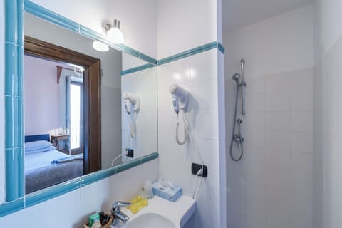 Double Room (Camera Rosa) | Bathroom | Shower, free toiletries, hair dryer, bidet