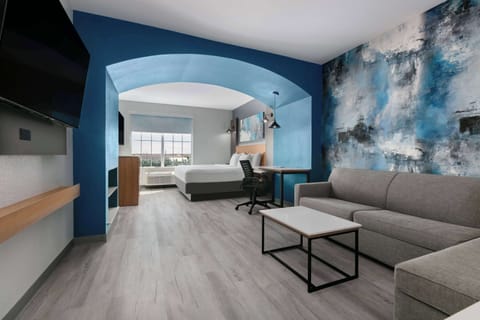 Deluxe Suite, 1 King Bed, Non Smoking | Egyptian cotton sheets, premium bedding, down comforters, pillowtop beds