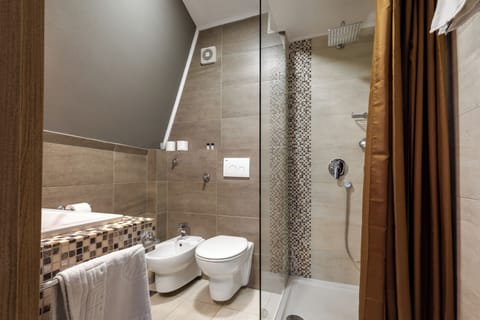 Deluxe Double Room | Bathroom | Shower, free toiletries, hair dryer, bathrobes