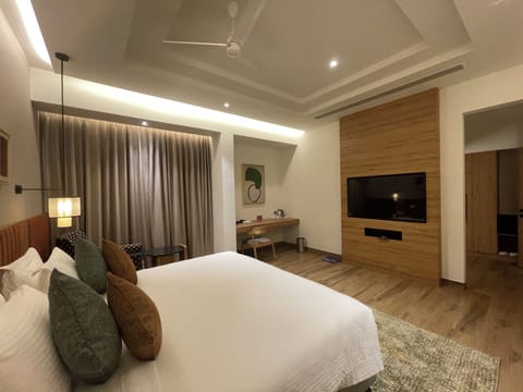 Viceroy Suite | In-room safe, desk, iron/ironing board, free WiFi
