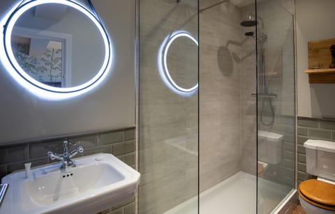 Deluxe Double or Twin Room (Signature Double or Twin Room) | Bathroom | Hair dryer, bathrobes, towels