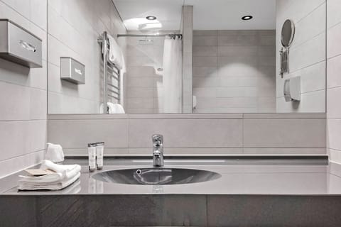 Family Room, 1 Double Bed, Non Smoking | Bathroom | Shower, free toiletries, hair dryer, towels