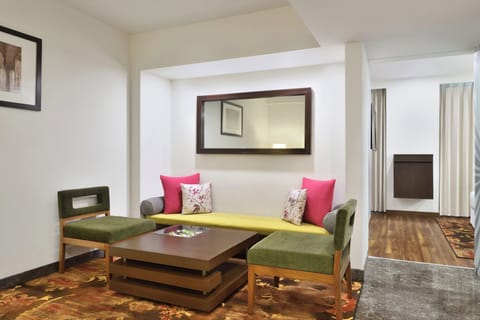 Deluxe Suite, 1 Bedroom | Premium bedding, minibar, in-room safe, desk