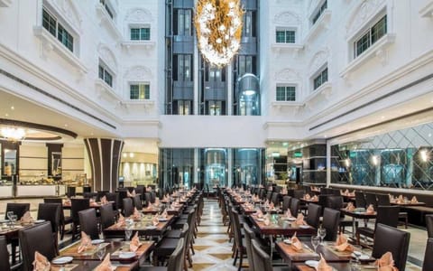 2 restaurants; breakfast, lunch, and dinner served