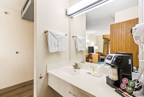 Combined shower/tub, free toiletries, hair dryer, towels