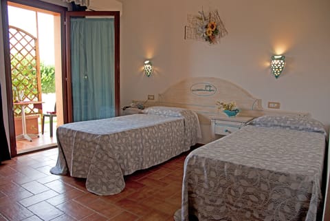 Comfort Double Room | Minibar, in-room safe, individually decorated, individually furnished