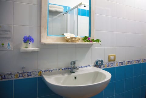 Shower, rainfall showerhead, free toiletries, hair dryer