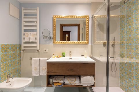 Junior Suite Oleandro | Bathroom | Combined shower/tub, jetted tub, rainfall showerhead, hair dryer