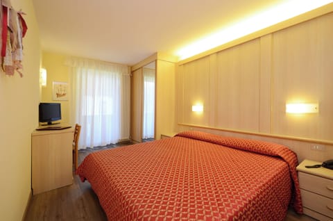 Standard Double Room, 1 Queen Bed, Non Smoking | Minibar, in-room safe, desk, blackout drapes