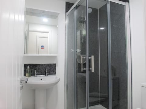 Standard Double or Twin Room | Bathroom | Shower, free toiletries, hair dryer, towels