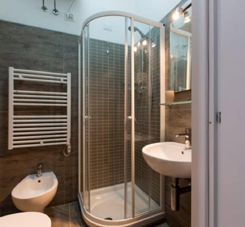 Comfort Double Room, 1 Queen Bed, Non Smoking | Bathroom | Shower, free toiletries, hair dryer, bidet