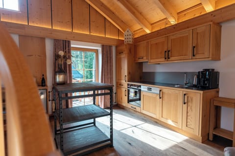 Chalet, 2 Schlafzimmer, Whirlpool, Sauna (Wald-Chalet) | Private kitchen | Full-size fridge, oven, stovetop, dishwasher