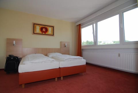 Standard Double Room Single Use | Desk, soundproofing, iron/ironing board, free WiFi