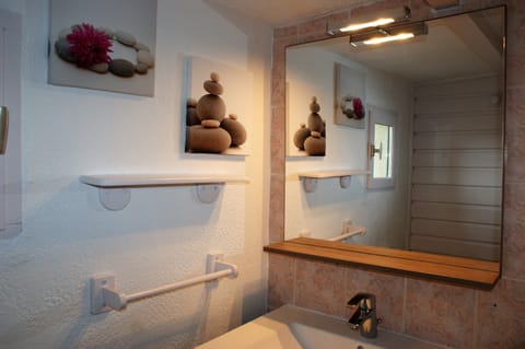 Panoramic Double Room, 1 Double Bed, Sea View, Sea Facing | Bathroom | Shower, free toiletries, hair dryer, towels