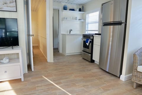 Cottage (Gulf View) | Iron/ironing board, bed sheets