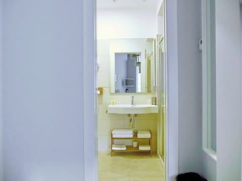 Junior Loft | Bathroom | Shower, rainfall showerhead, free toiletries, hair dryer