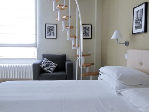 Deluxe Room | Premium bedding, pillowtop beds, minibar, in-room safe