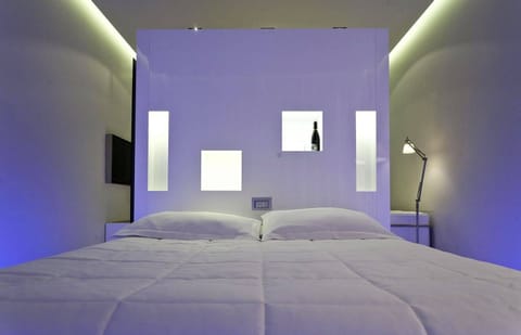 Junior Suite | Minibar, in-room safe, individually decorated, individually furnished