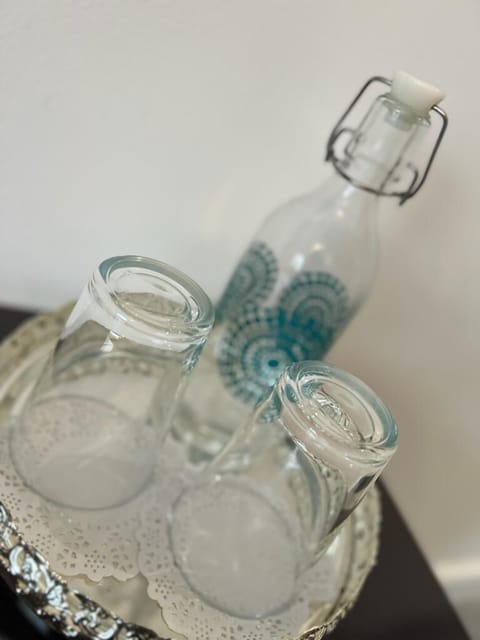 Iron/ironing board, bed sheets