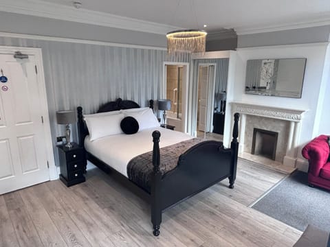 Iron/ironing board, bed sheets