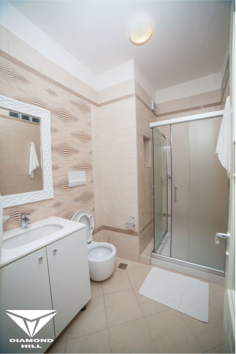 Deluxe Suite, Sea View | Bathroom | Free toiletries, hair dryer, slippers, towels