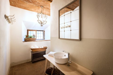 Standard Room, Non Smoking | Bathroom | Rainfall showerhead, free toiletries, hair dryer, bathrobes