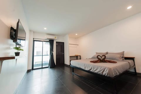 Standard Room | Desk, blackout drapes, WiFi (free), bed sheets
