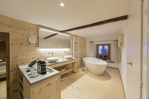 Junior Suite (Engadiner) | Bathroom amenities | Free toiletries, hair dryer, bathrobes, slippers
