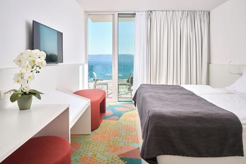 Premium double room with sea view balcony | Minibar, in-room safe, desk, laptop workspace