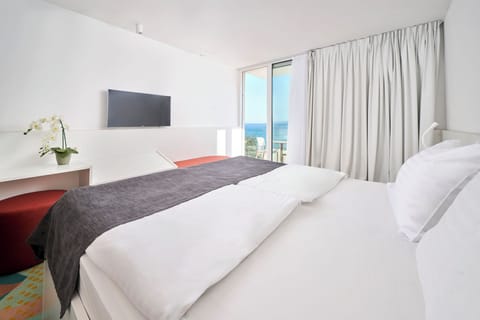 Premium double room with sea view balcony | Minibar, in-room safe, desk, laptop workspace