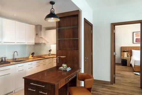 Full-size fridge, microwave, oven, stovetop