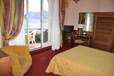 Double Room, Lake View (Front) | Minibar, in-room safe, individually decorated, individually furnished