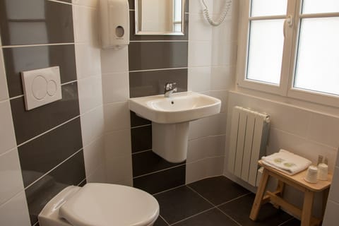 Classic Double Room | Bathroom | Shower, hair dryer, towels